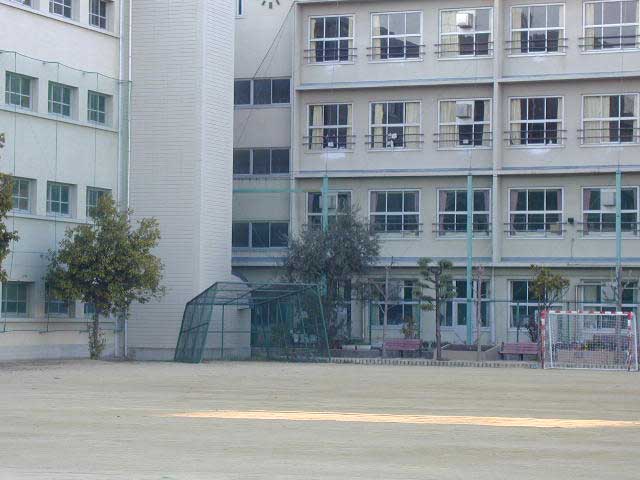 野球ネットと北側校舎（2002年撮影）